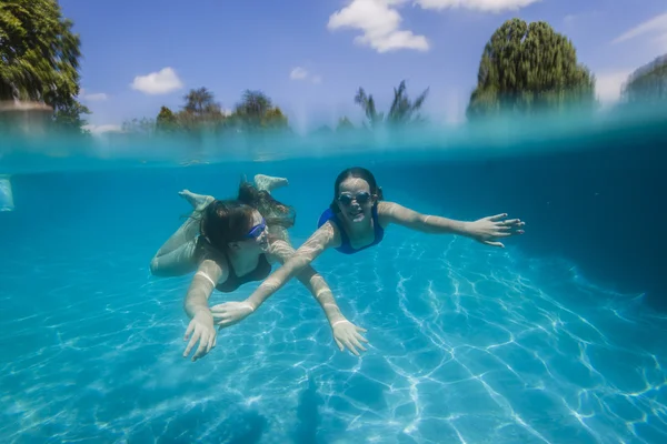 Chica piscina submarina Tiempo de juego —  Fotos de Stock