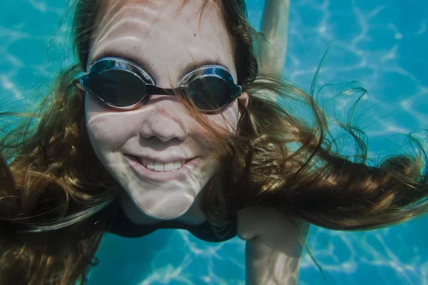 Ragazza subacquea piscina Playtime — Foto Stock