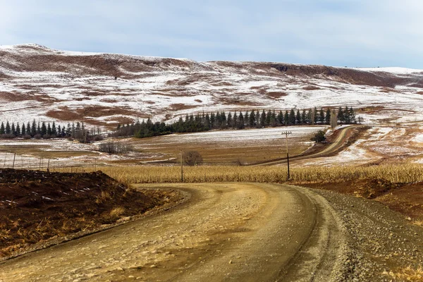 Grusväg vintern Jordbruksmark berg — Stockfoto