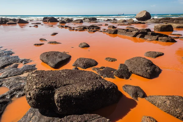 Zanieczyszczenia przemysłowe wody ocean plaża — Zdjęcie stockowe