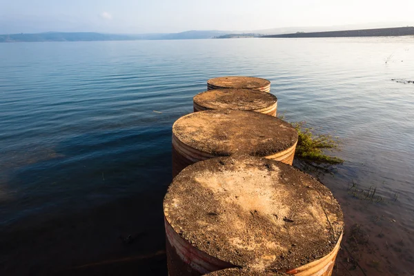 Dam trumma pier blå vatten — Stockfoto