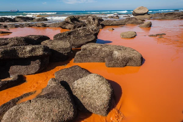 Znečištění průmyslových vod ocean beach — Stock fotografie