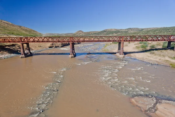 Stary Most stalowy rzeki wiejskich krajobrazów — Zdjęcie stockowe