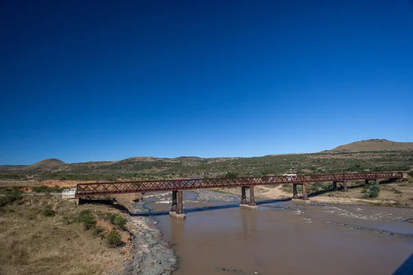 Alte Stahlbrücke Fluss ländliche Landschaft — Stockfoto