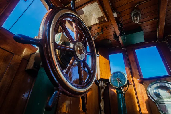 Cabine de roda piloto do navio rebocador a vapor — Fotografia de Stock