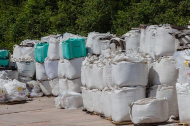 naylon sanayi torbalar yığılmış