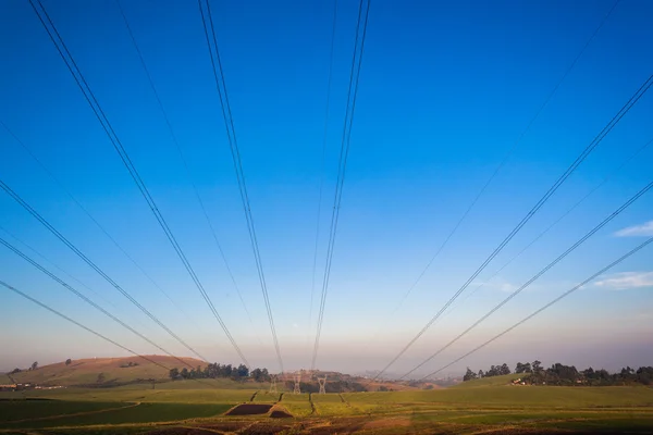 電気送電線タワーの構造 — ストック写真
