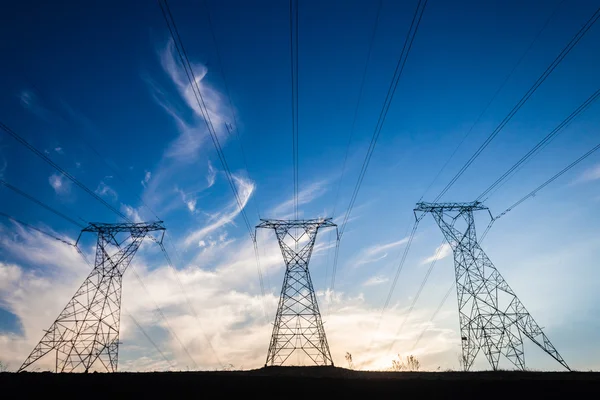 Elektrische hoogspanningslijnen toren structuren — Stockfoto