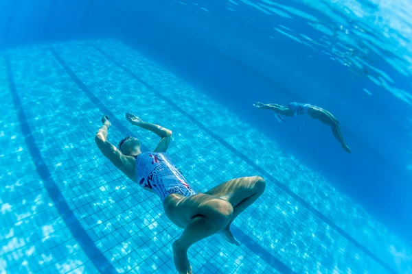 Sucul senkronize yüzme — Stok fotoğraf