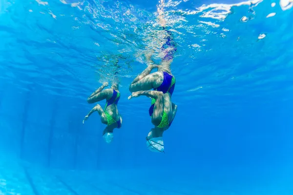 Natación acuática sincronizada — Foto de Stock