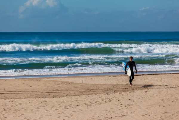 Surfer Beach Exit Waves — Stock Photo, Image