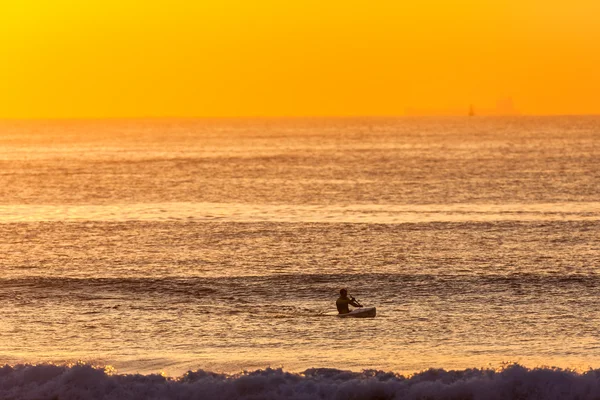 Surf-ski remador oceano reflecções sunrise — Fotografia de Stock