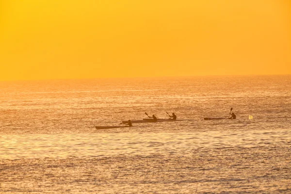 Surf-ski remador oceano reflecções sunrise — Fotografia de Stock