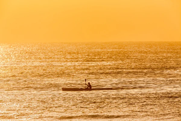 Surf-ski remadores oceano reflecções sunrise — Fotografia de Stock