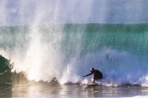 Surfista escapa de la ola de cierre —  Fotos de Stock