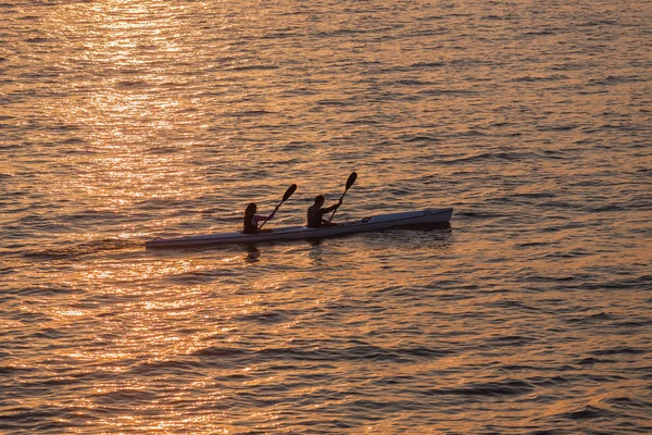 프 스키 paddlers 바다 반사 일출 — 스톡 사진
