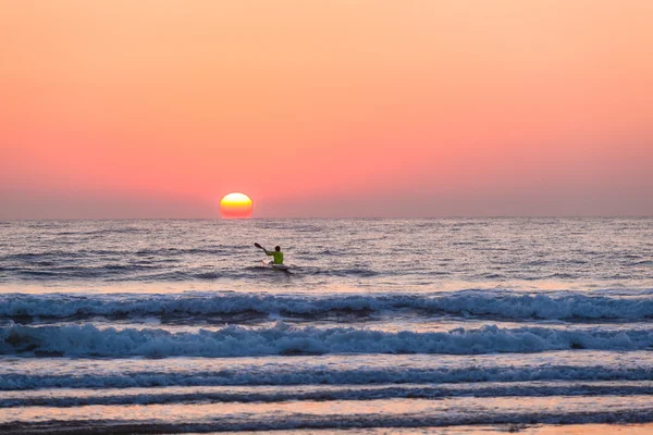 프 스키 paddler 바다 해변 일출 — 스톡 사진