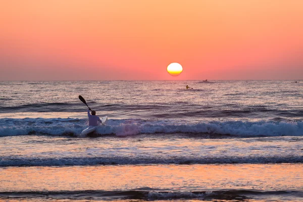 Surf ski paddler ocean beach napkelte — Stock Fotó