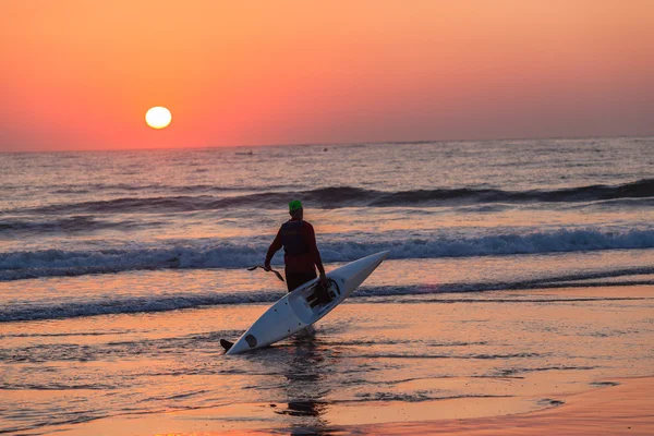 Nascer do sol o praia do oceano remador surf-ski — Fotografia de Stock