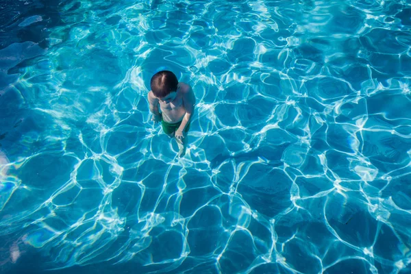 Pojke undervattens ytbeläggning pool — Stockfoto
