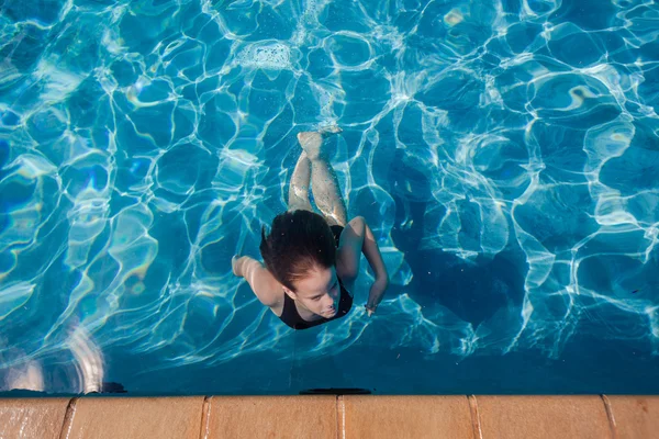 Ragazza piscina di superficie subacquea — Foto Stock