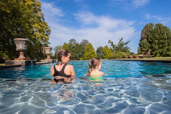 Niñas sentado piscina aguas verano —  Fotos de Stock