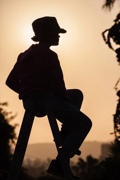 Tjej tonåring solnedgång kontraster siluett — Stockfoto