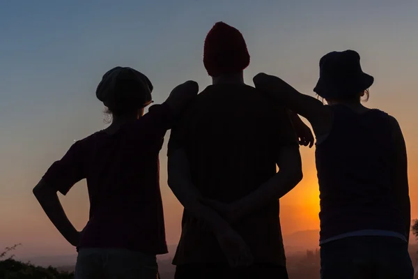 Amici giovanissima ragazze ragazzo silhouetted — Foto Stock