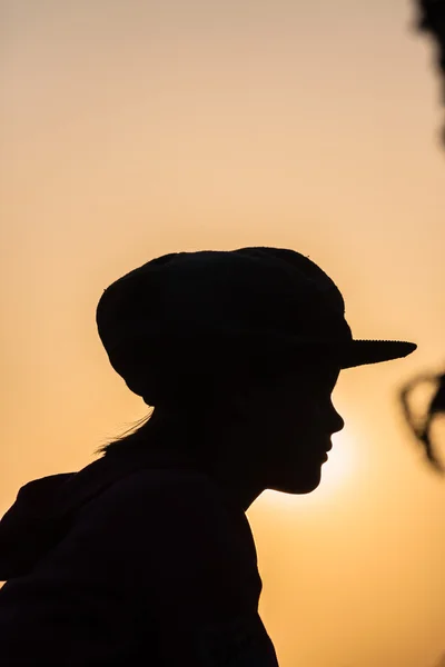 Tjej tonåring solnedgång kontraster siluett — Stockfoto