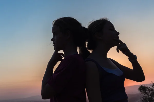 Friends teen girls kontraste silhouette — Stockfoto