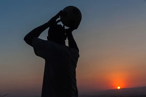 Uomo palla mira germogli tramonto — Foto Stock