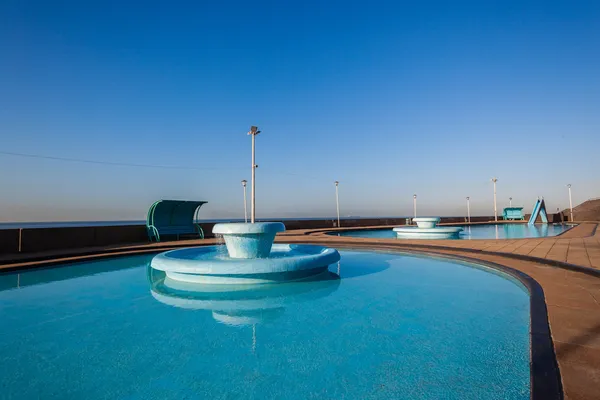 Piscina pubblica sulla spiaggia — Foto Stock