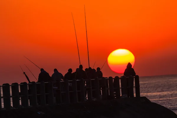 釣りの漁師の桟橋の海の日の出 — ストック写真