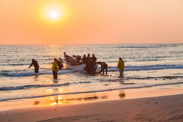 Pescatori Netting Boat Beach Sunrise — Foto Stock