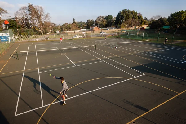 Tenis antrenörü öğrenci uygulama — Stok fotoğraf