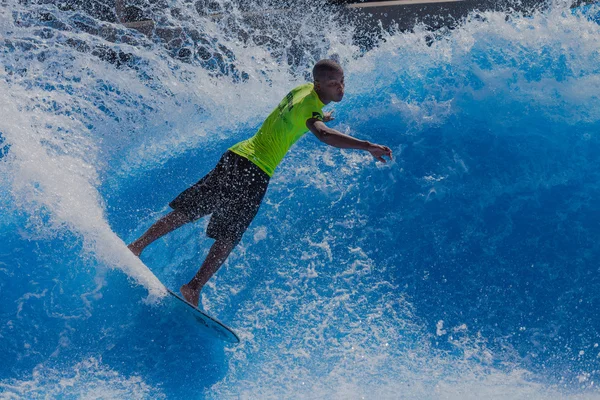 Hullám medence szörfözés akció — стокове фото