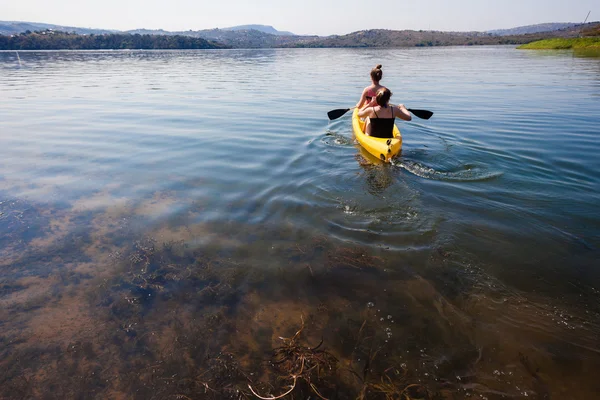 Holidays Girls Canoe Dam — Stock Photo, Image