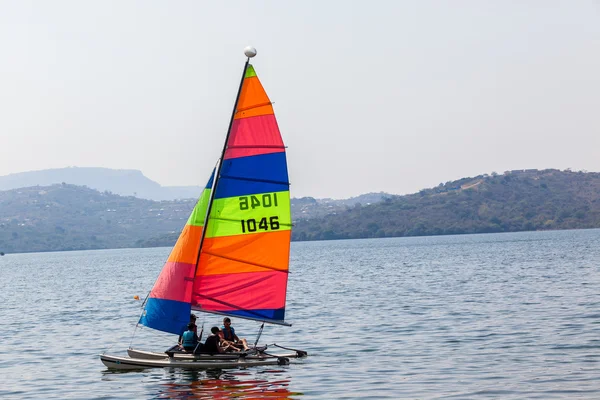 Zeilen jacht dam wateren — Stockfoto