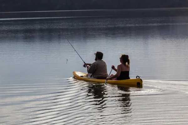 Pesca chica chico canoa — Foto de Stock