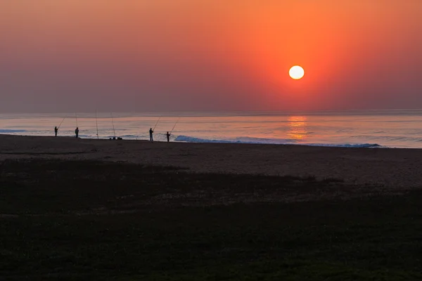 Рибалки sunrise beach океану — стокове фото