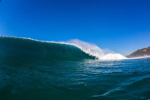 Écrasement de grandes vagues vue nageurs — Photo