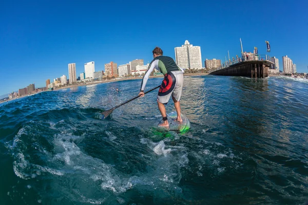 ブルーに乗ってサーフィン sup サーファー — ストック写真