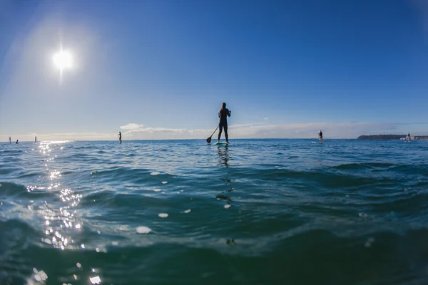 Surfovat sup surfaři siluetu modrá — Stock fotografie
