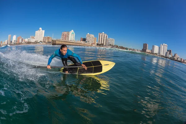 Surfing sup surferów jazda niebieski — Zdjęcie stockowe