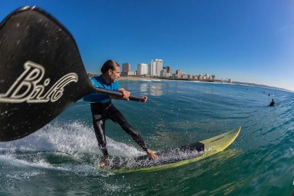 Surfing sup surferów jazda niebieski — Zdjęcie stockowe