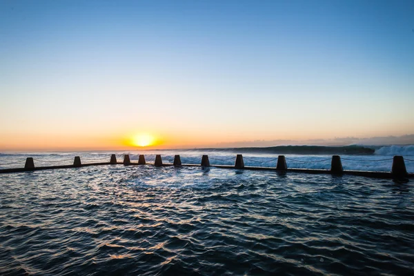 Sunrise Ondas Power Tidal Pool — Fotografia de Stock