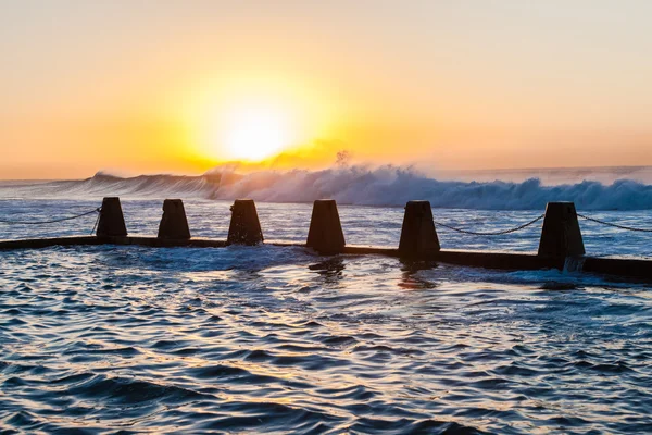 Sunrise Ondas Power Tidal Pool — Fotografia de Stock