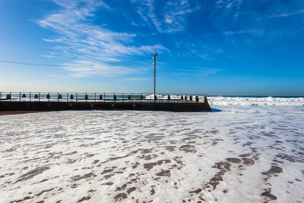 Fale na plaży basen pływów umyć wodą — Zdjęcie stockowe