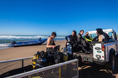 tüplü tekne 4 x 4 araç dalgıçlar beach