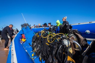 Dalgıçlar Scuba dalış tekne oksijen şişe rigs